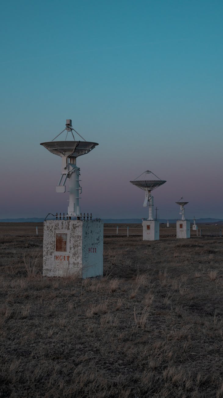 A visual representation of a microwave beam transmitting power from an orbital satellite to a terrestrial receiving station.